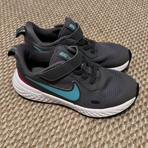 Nike girls tennis shoes